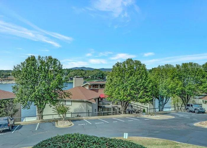 Lakefront Hot Springs Condo With Pool Access!