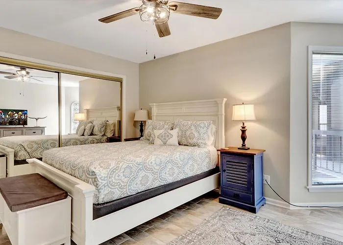 Lakefront Hot Springs Condo With Pool Access!