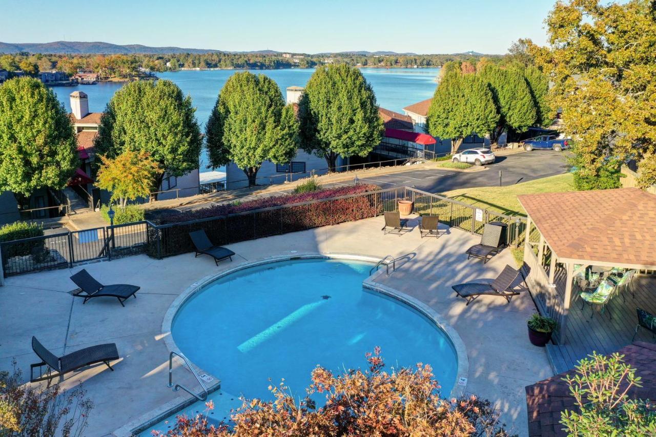 Lakefront With Pool Access! Apartamento