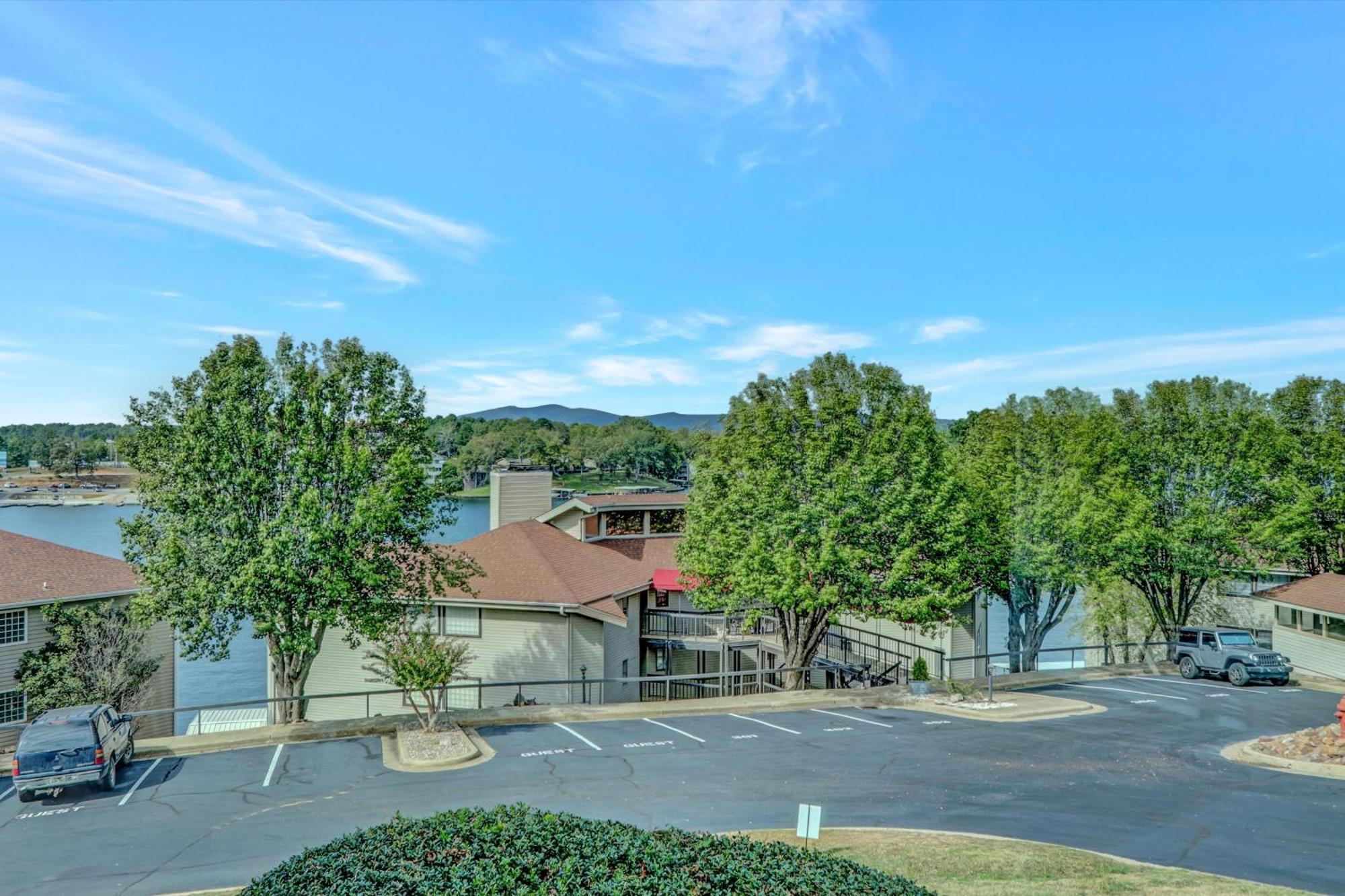 Lakefront With Pool Access! Apartamento